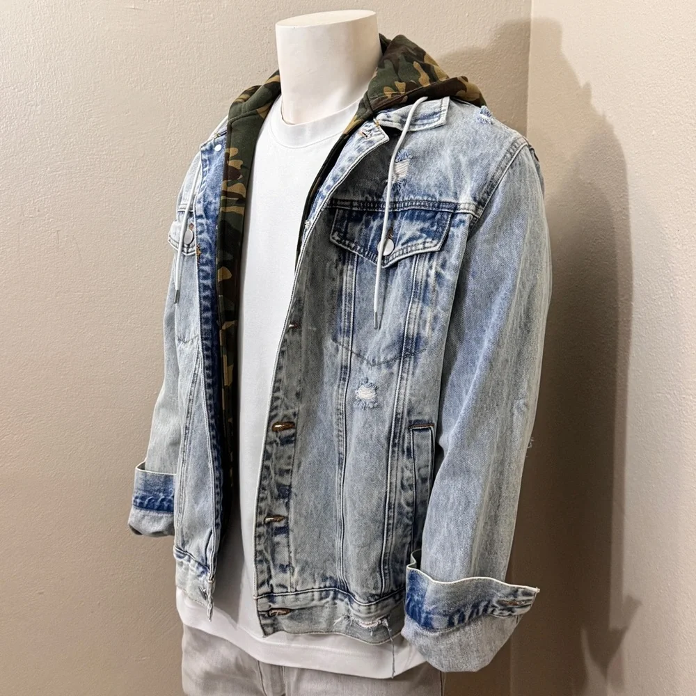 Forever 21 Men’s Light Wash Denim Jacket Camo Hood Size Large Distressed New